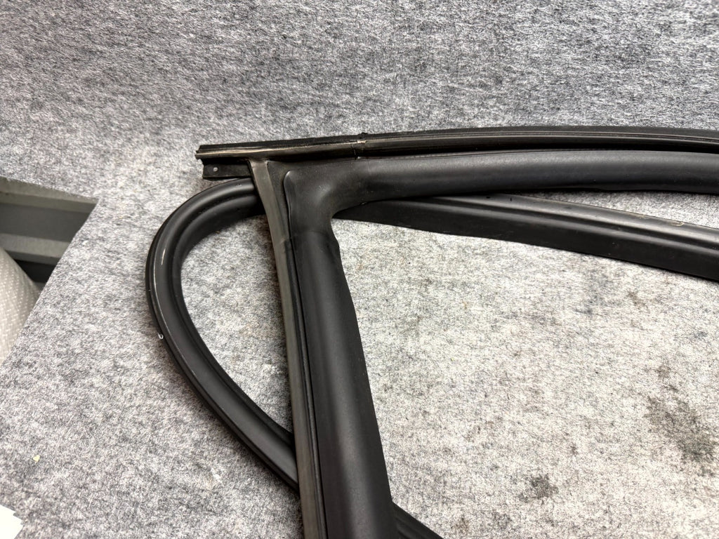 ♦️2017 - 2023 TESLA MODEL 3 REAR RIGHT BODY SEAL WEATHERSTRIP OEM, 1090510-00-N