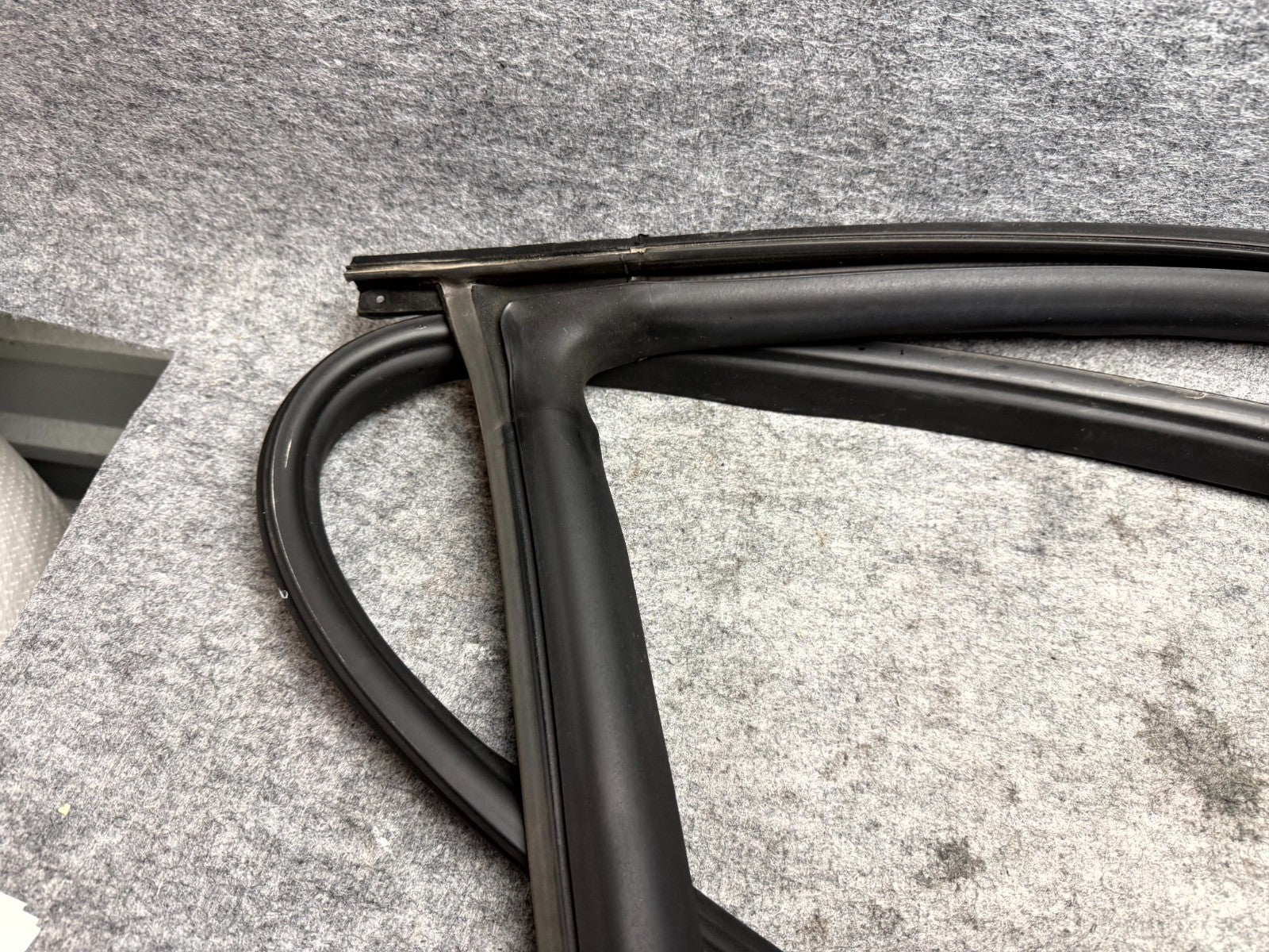 ♦️2017 - 2023 TESLA MODEL 3 REAR RIGHT BODY SEAL WEATHERSTRIP OEM, 1090510-00-N