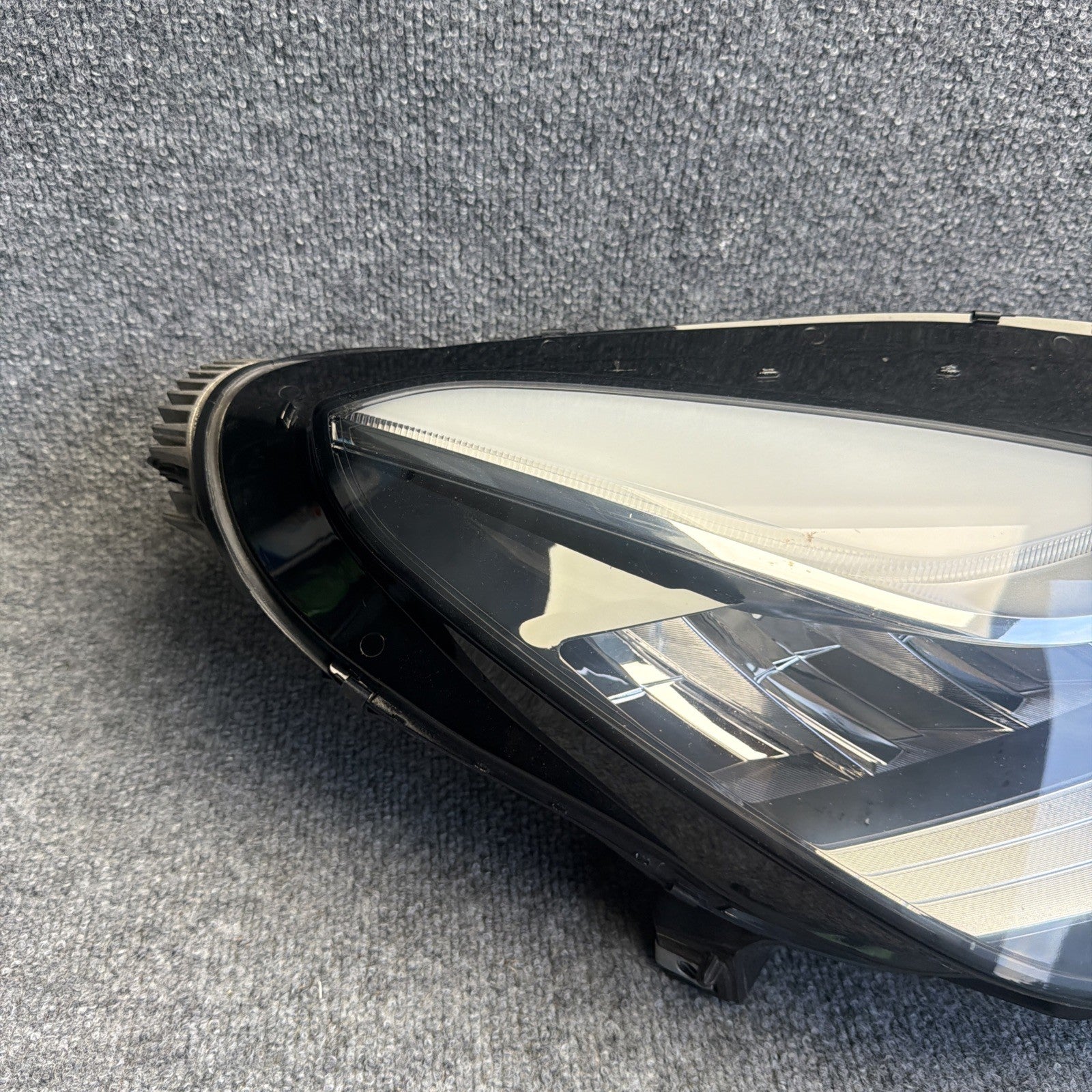 2017-2020 TESLA MODEL 3 HEADLIGHT RIGHT PASSENGER  1077372-00-L LED OEM