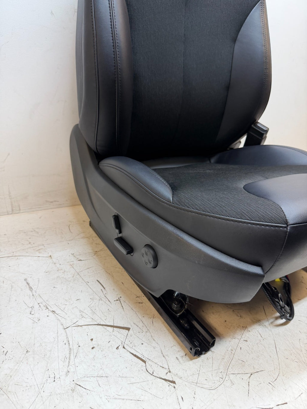 2016-2020 Tesla Model S Front Passenger Side Seat Black Cloth / Leather Right