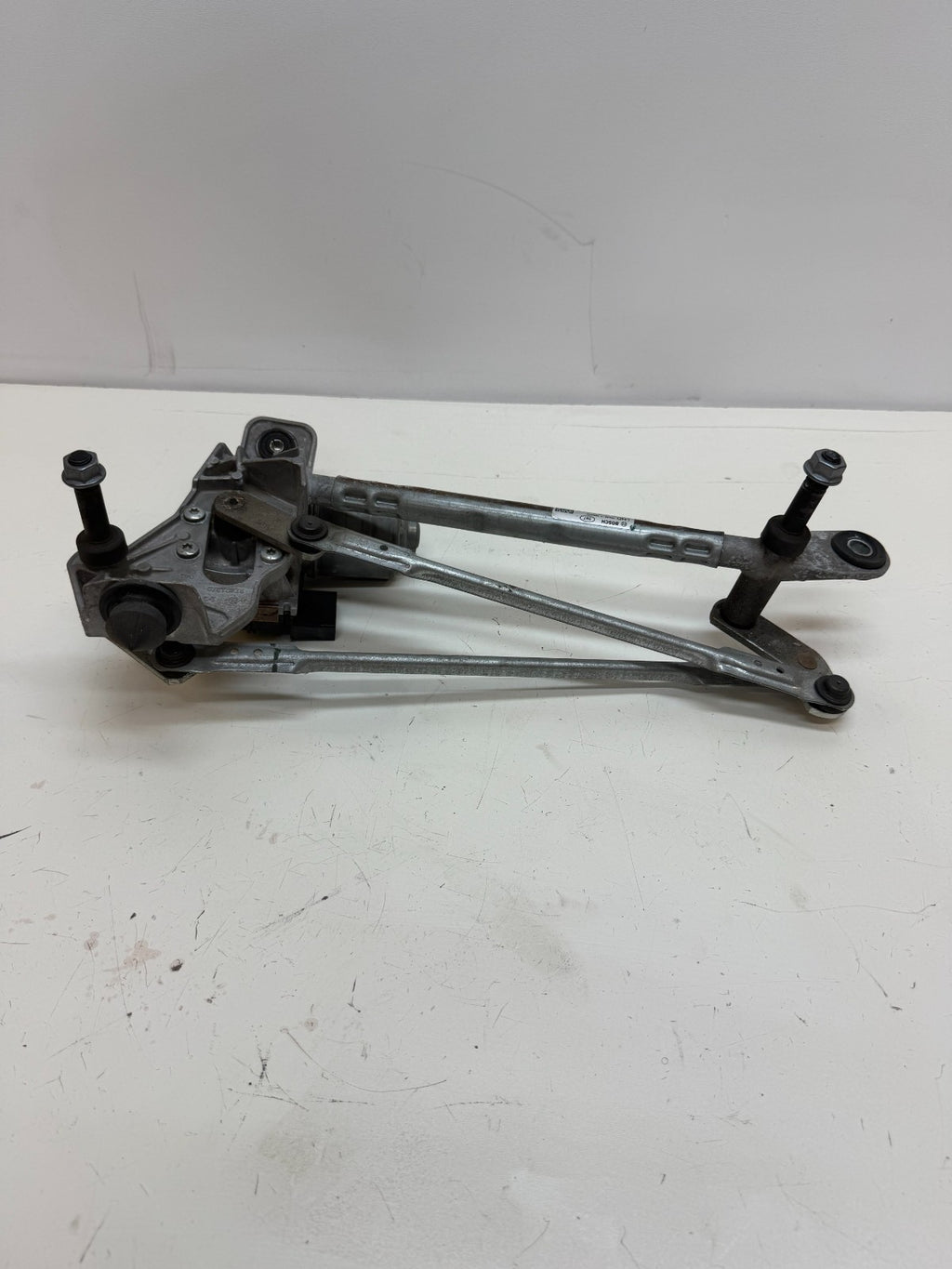 20 - 24 TESLA MODEL Y WINDSHIELD WIPER TRANSMISSION LINKAGE & MOTOR 1490242-00-A