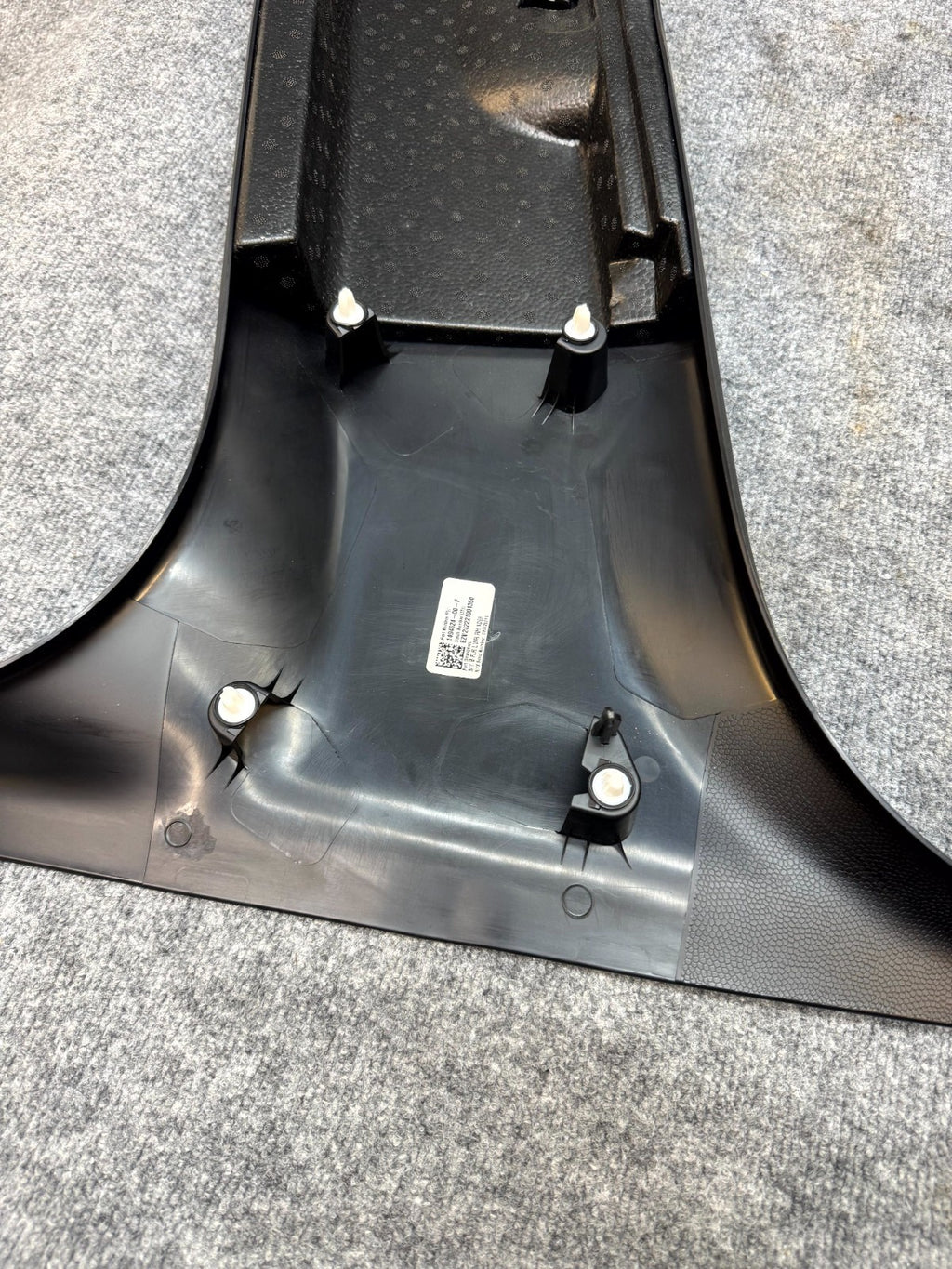 20-24 TESLA MODEL Y RIGHT SIDE B-PILLAR LOWER COVER TRIM PANEL OEM, 1494624-00-F