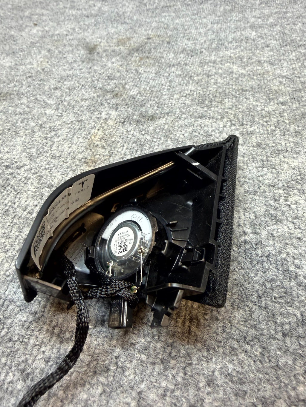 2020 - 2024 TESLA MODEL Y FRONT LEFT DOOR CORNER TWEETER SPEAKER OEM, 149820488B