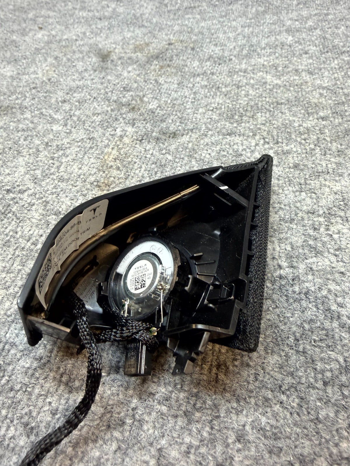 2020 - 2024 TESLA MODEL Y FRONT LEFT DOOR CORNER TWEETER SPEAKER OEM, 149820488B