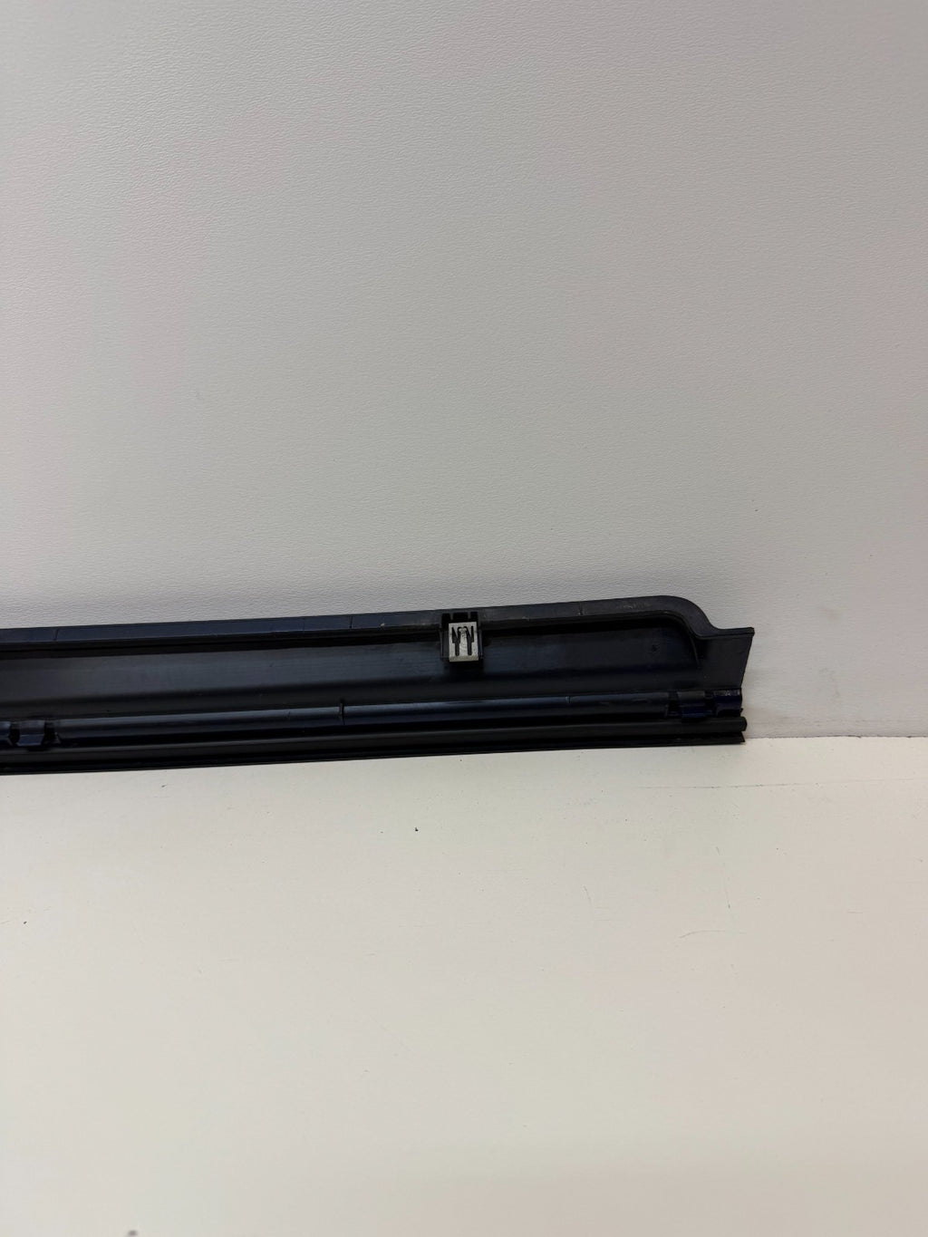 12-20 Tesla Model S Right Pasenger Rocker Panel Scuff Plate Molding 1012217-00-G