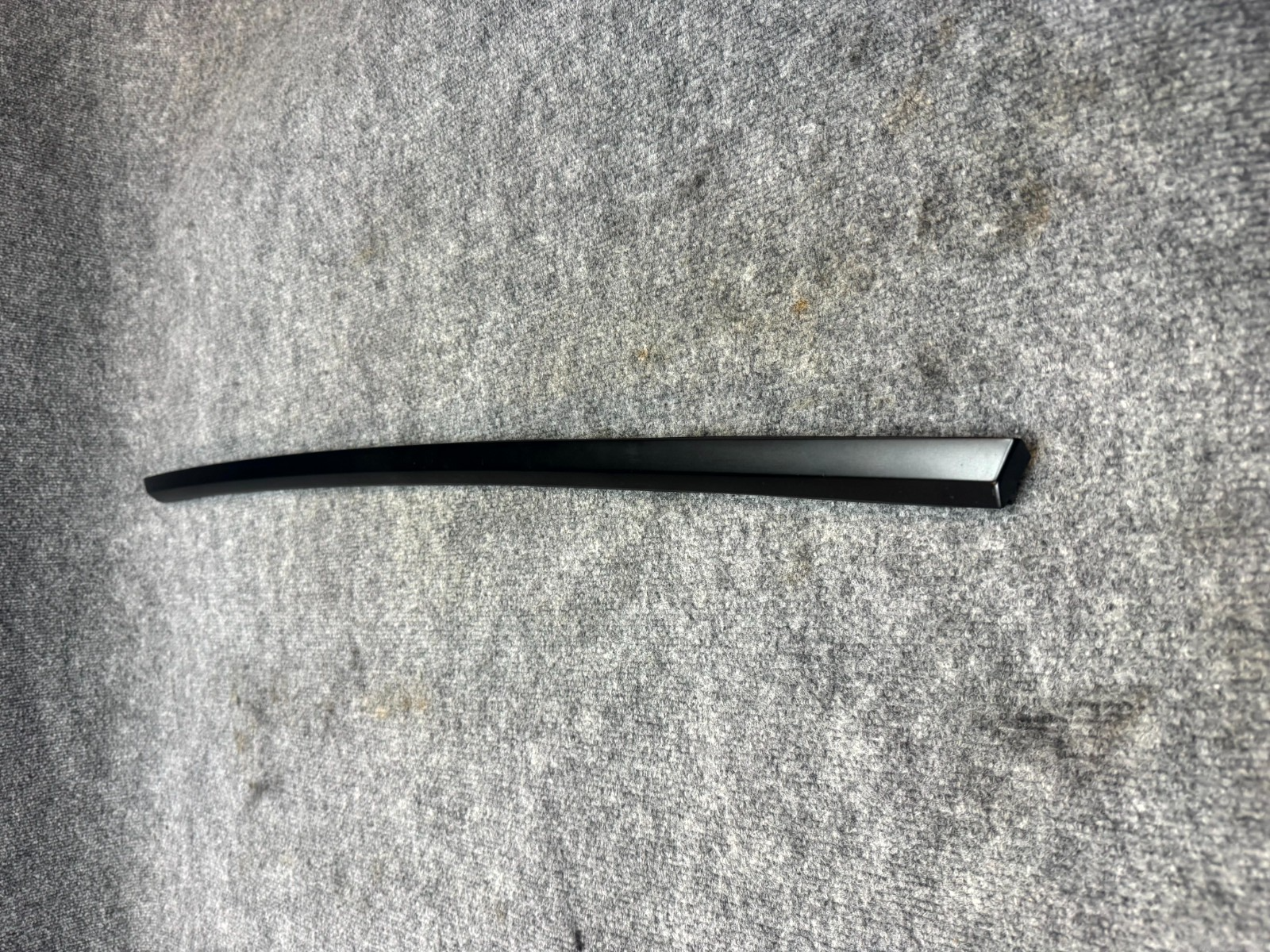 2020 - 2024 TESLA MODEL Y REAR LEFT DOOR WINDOW MOLDING TRIM OEM, 1495722-00-B