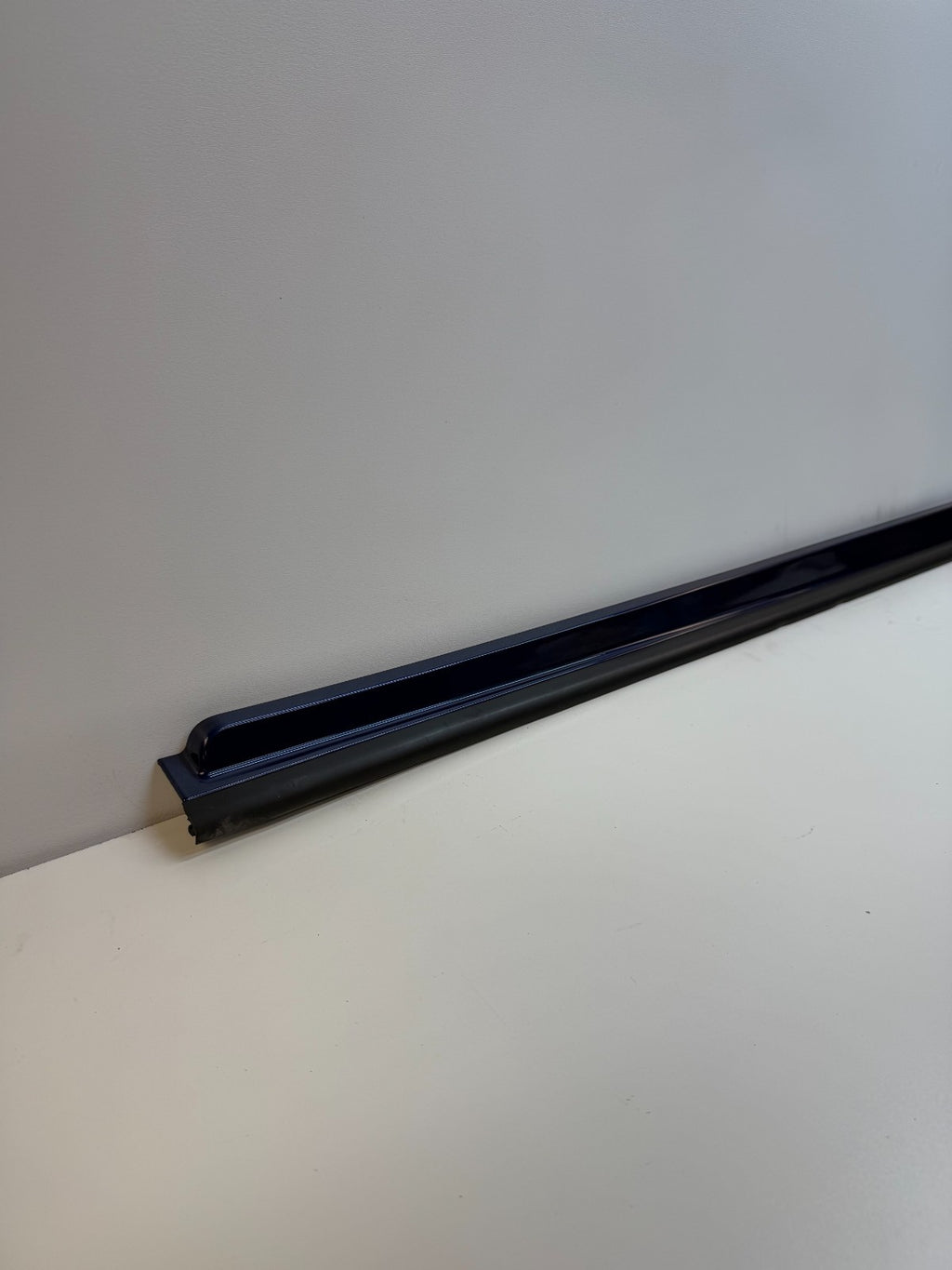 12-20 Tesla Model S Right Pasenger Rocker Panel Scuff Plate Molding 1012217-00-G