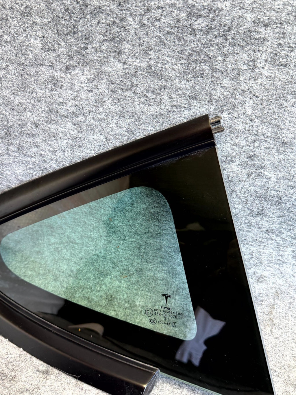 ♦️17-23 TESLA MODEL 3 REAR RIGHT QUARTER WINDOW GLASS W/ MOLDING OEM, 43R-011570