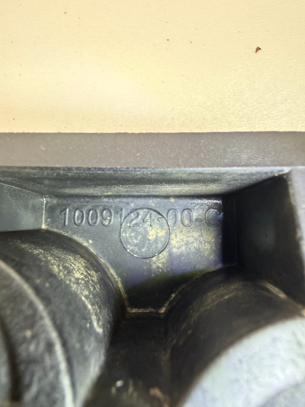 2012 - 20 TESLA MODEL S ROCKER PANEL JACK PAD POINT LIFTING BRACKET 1009124-00-C