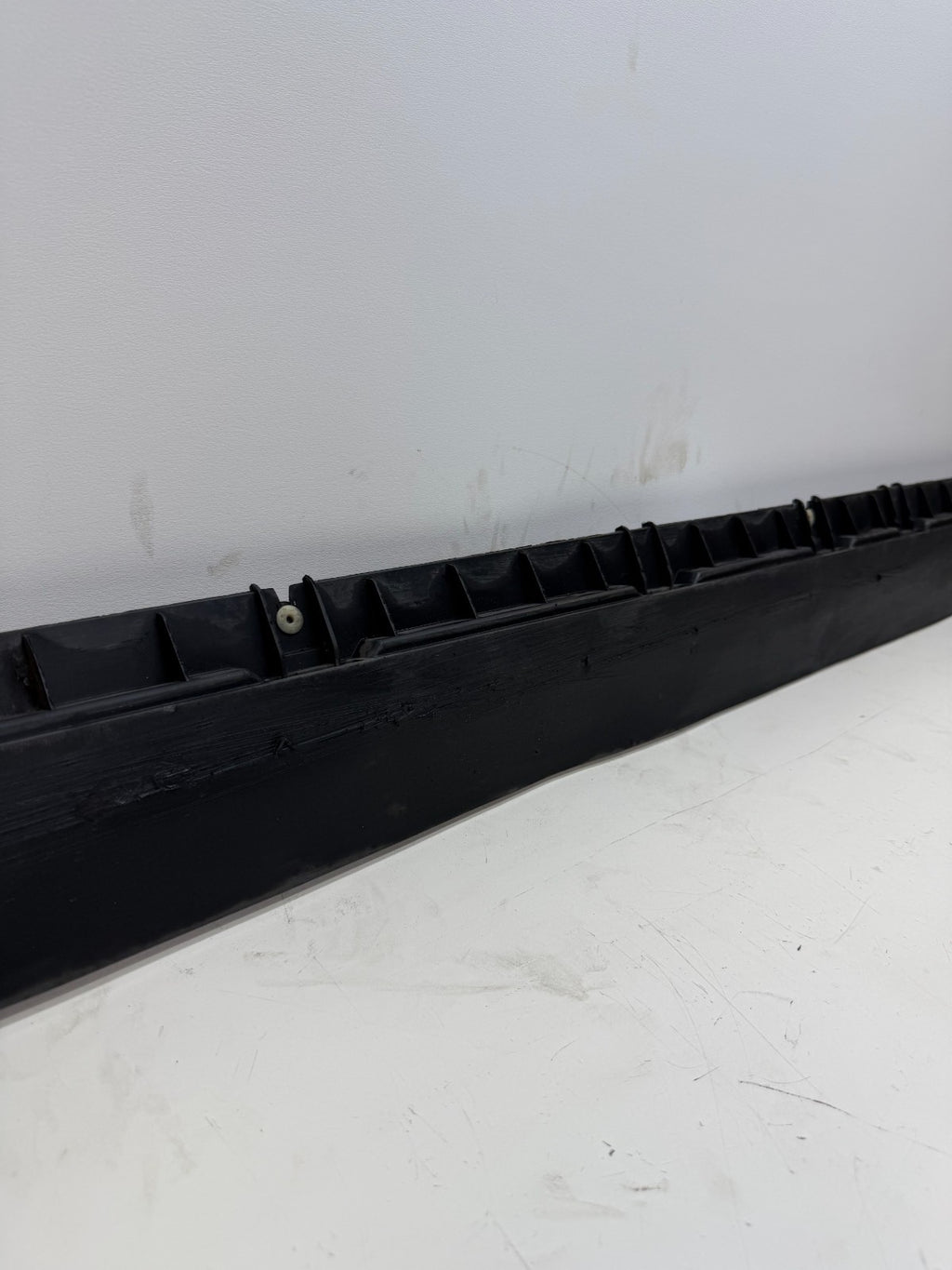 2020-24 TESLA MODEL Y RIGHT SIDE SKIRT ROCKER PANEL MOLDING CARRIER BRACKET