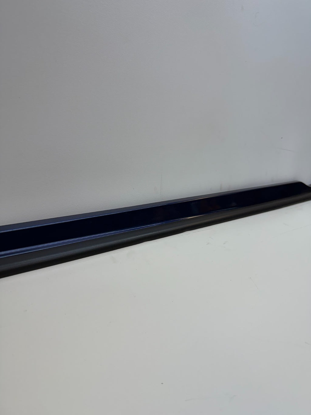 12-20 Tesla Model S Right Pasenger Rocker Panel Scuff Plate Molding 1012217-00-G