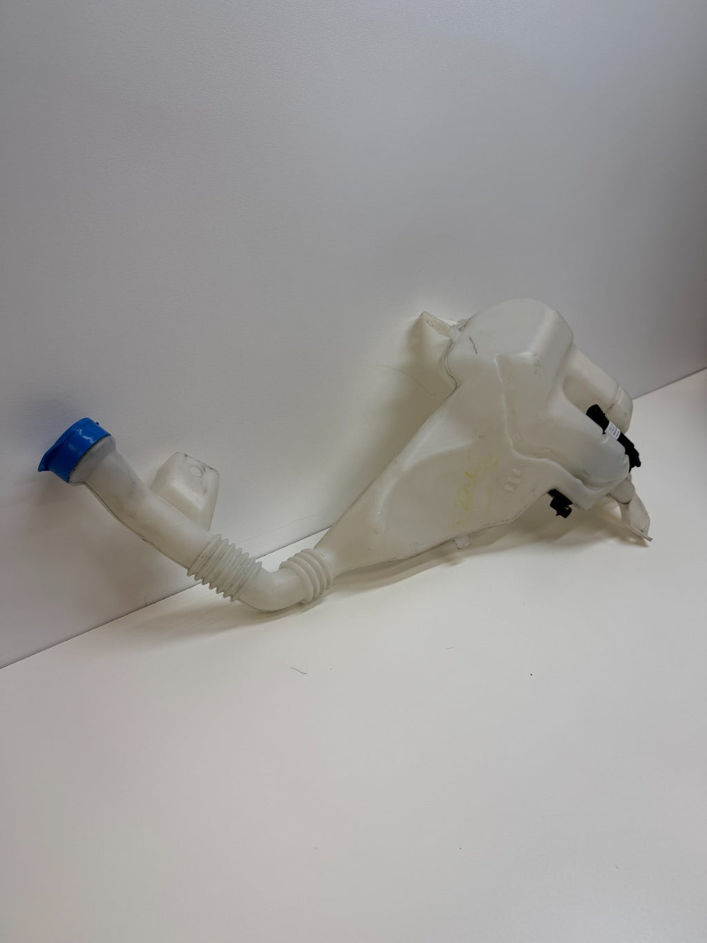 2012-2016 TESLA MODEL S FRONT WINDSHIELD WASHER RESERVOIR TANK 1005400-00-B