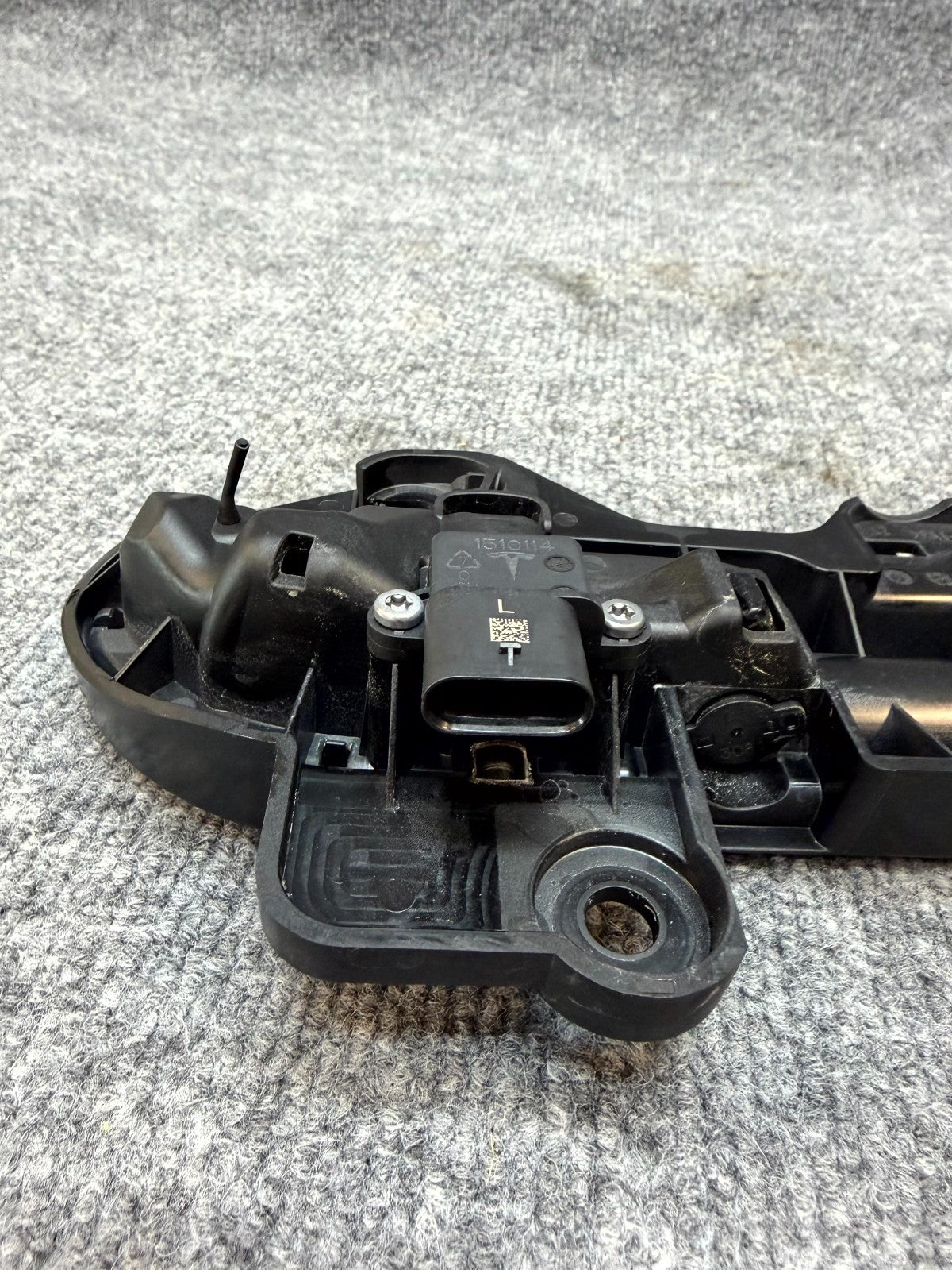 2020 - 2024 TESLA MODEL Y FRONT/REAR LEFT SIDE DOOR HANDLE OEM, 1528114-00-D