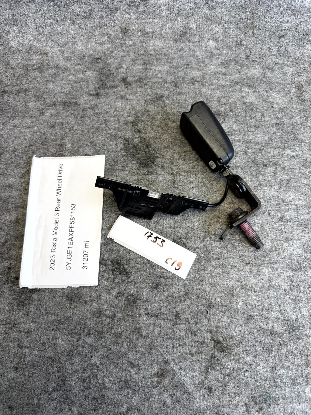 ♦️2017 - 2023 TESLA MODEL 3 REAR LEFT SIDE SEAT BELT BUCKLE OEM, 1085939-01-E
