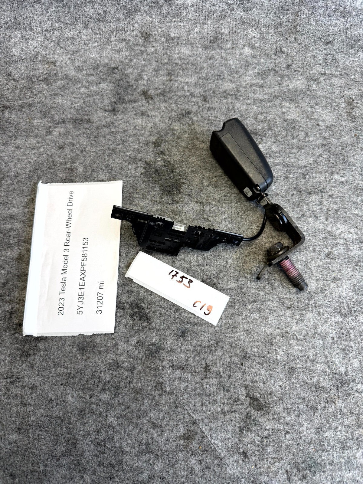 ♦️2017 - 2023 TESLA MODEL 3 REAR LEFT SIDE SEAT BELT BUCKLE OEM, 1085939-01-E