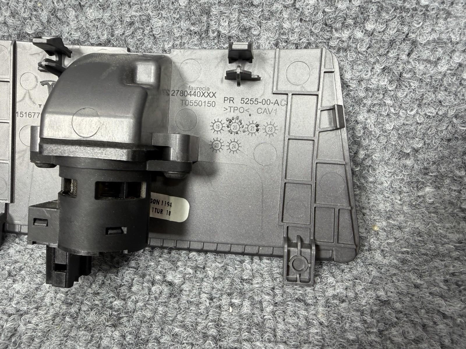 ♦️17-23 TESLA MODEL 3 DASH CENTER HOLDER BRACKET COVER W/ SENSOR OEM, 1516779-00