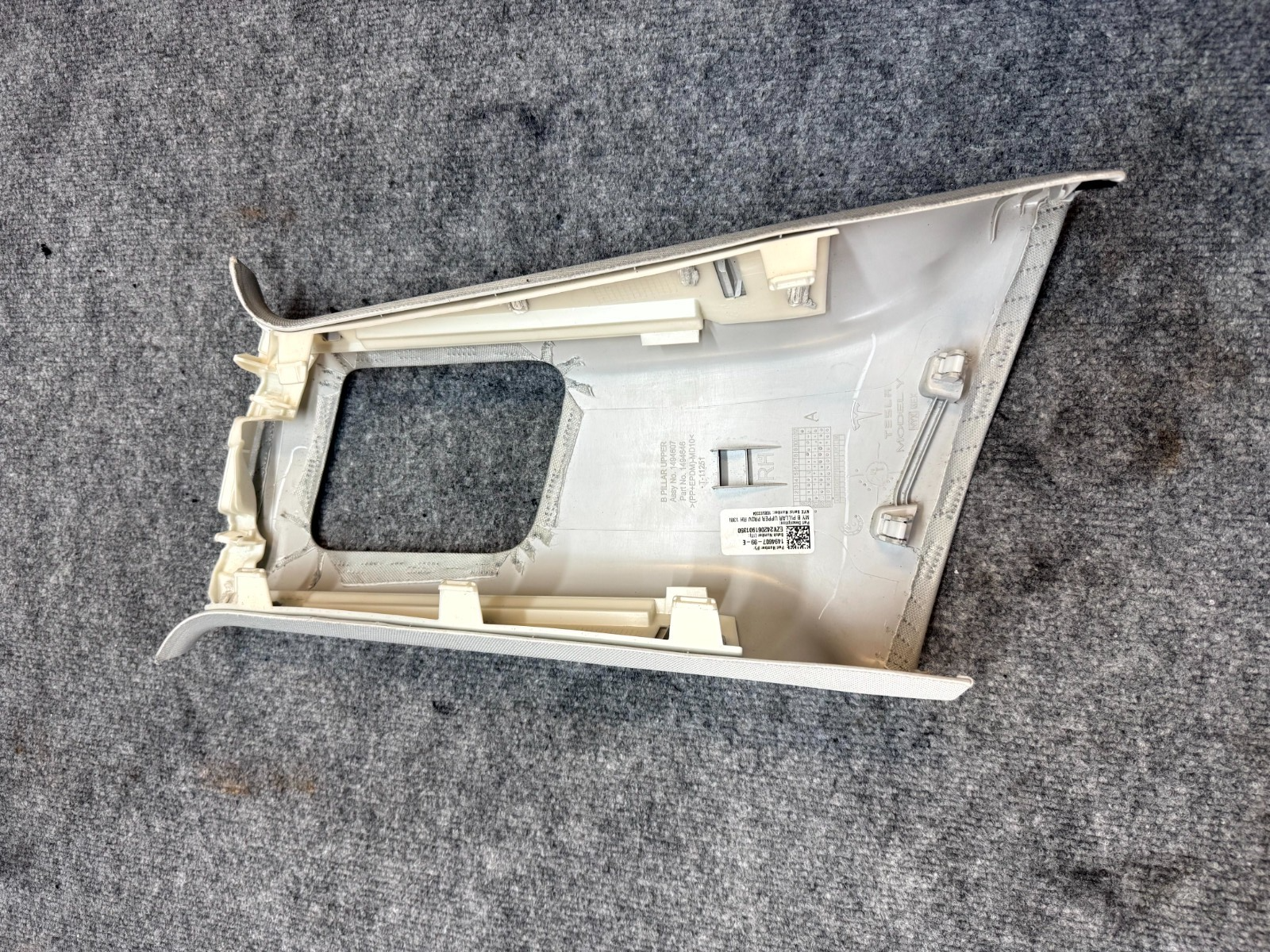 2020 - 2024 TESLA MODEL Y RIGHT SIDE B-PILLAR UPPER TRIM COVER OEM, 1494607-99-E
