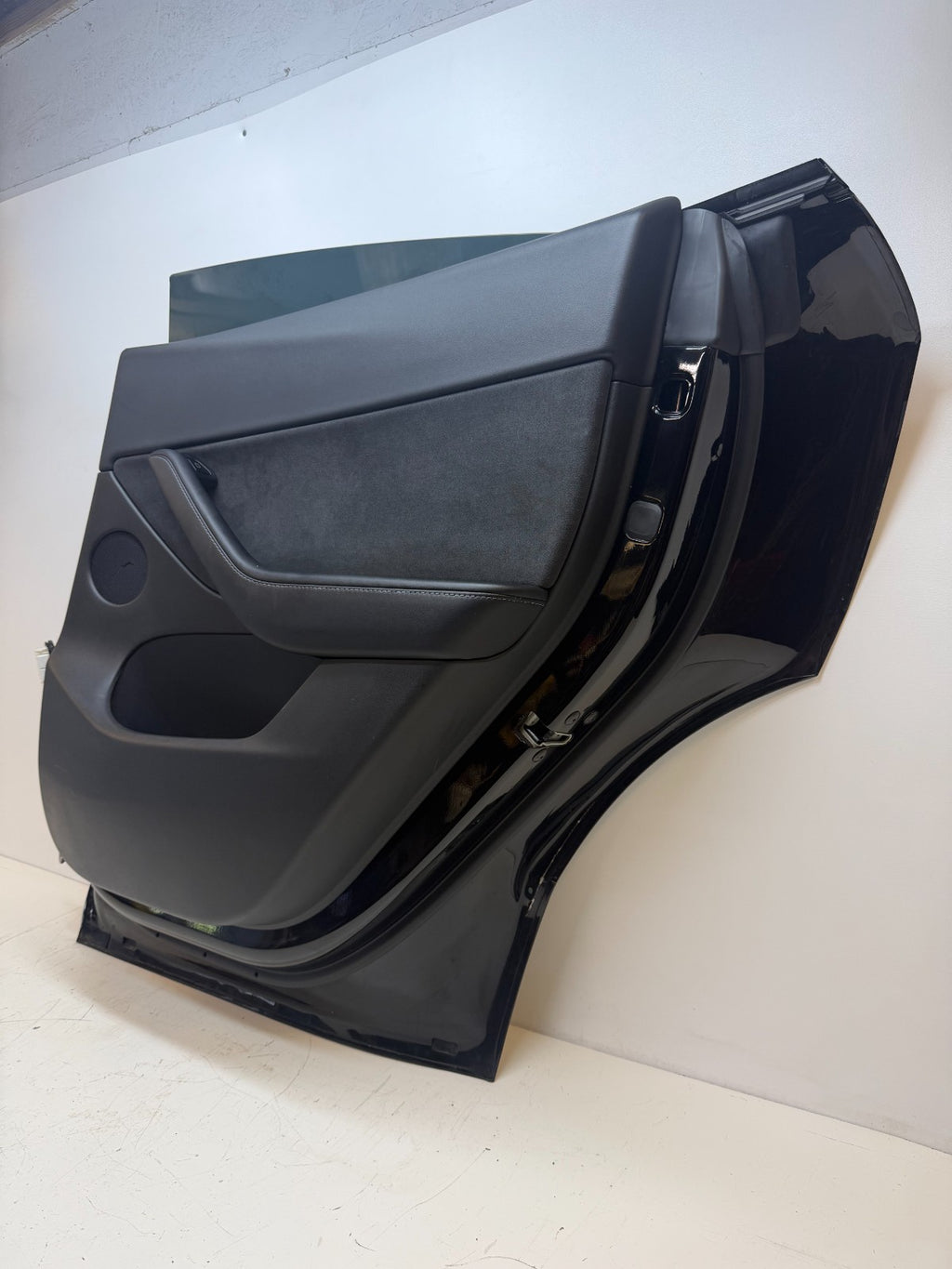 2016-2020 Tesla Model Y Rear Right Passenger Complete Door Assembly W/ Glass