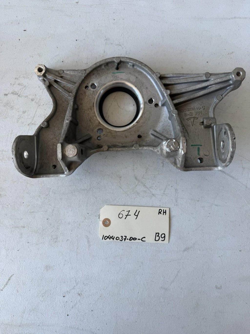 ♦️17–23 TESLA MODEL 3 FRONT RIGHT UPPER STRUT MOUNT BRACKET OEM, 1044037-00-C