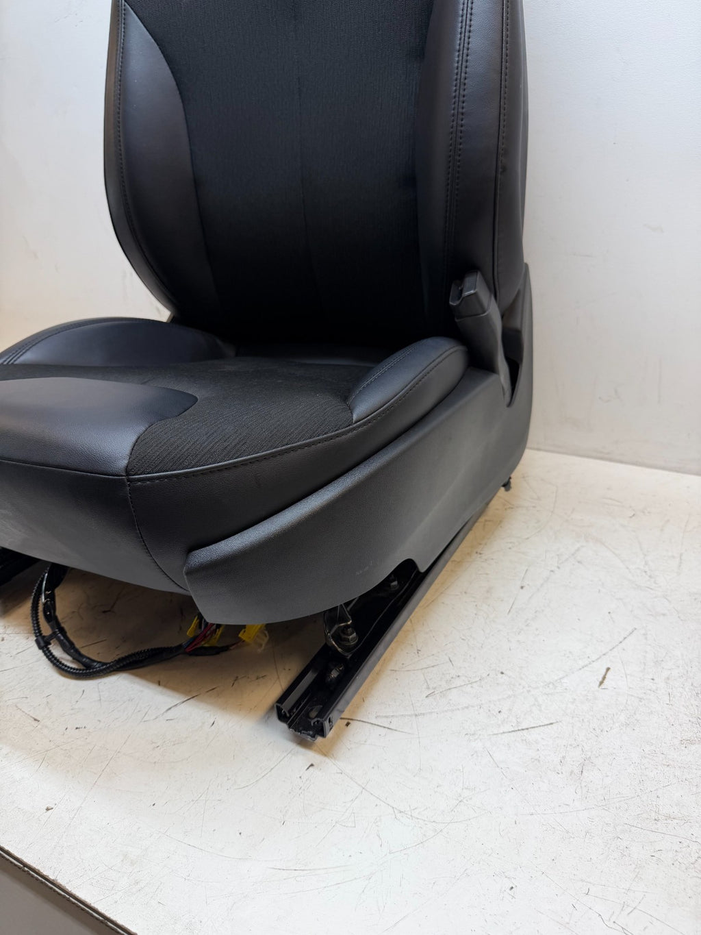 2016-2020 Tesla Model S Front Passenger Side Seat Black Cloth / Leather Right