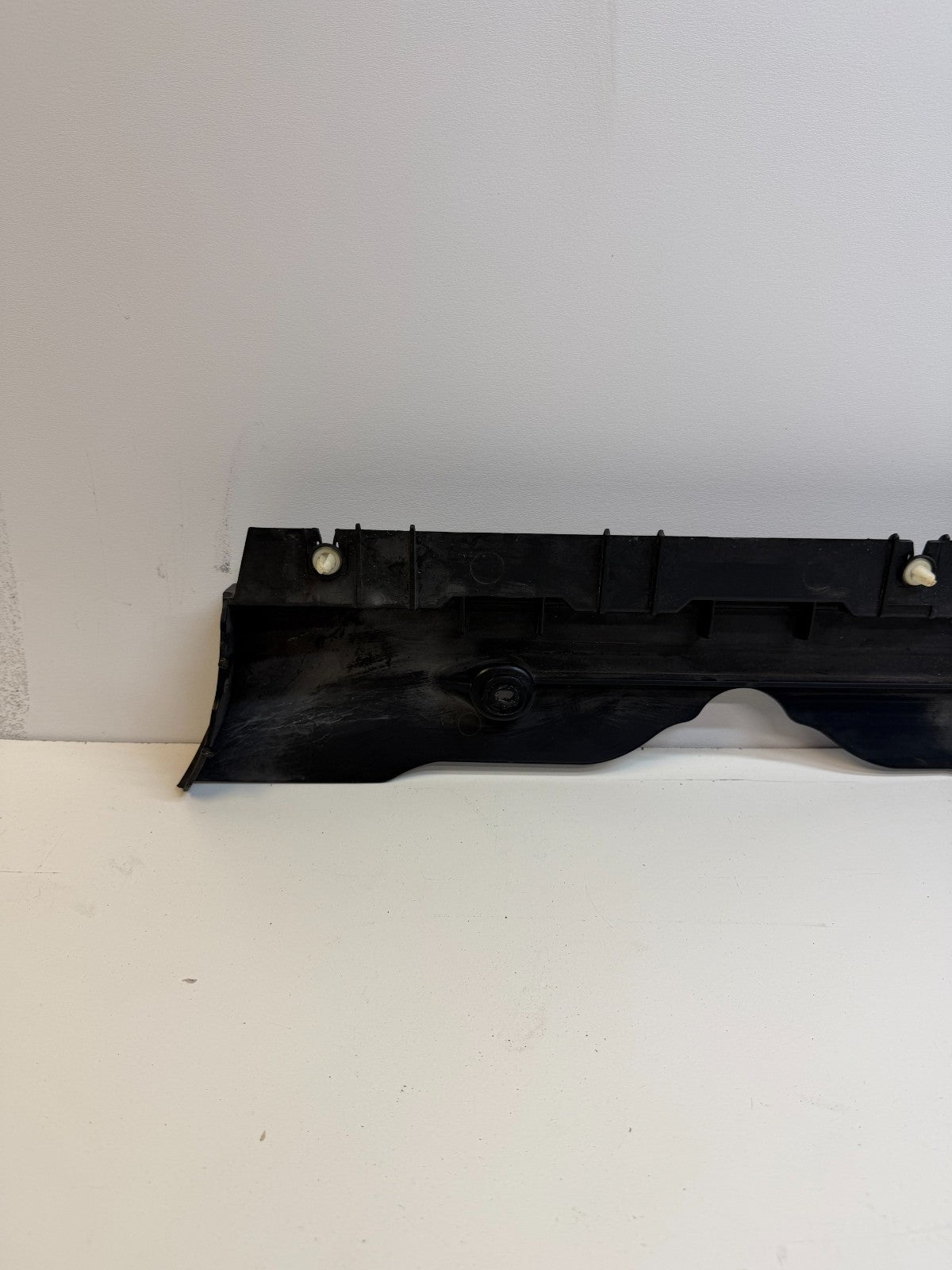 20-24 TESLA MODEL Y LEFT SIDE SKIRT ROCKER PANEL MOLDING CARRIER BRACKET