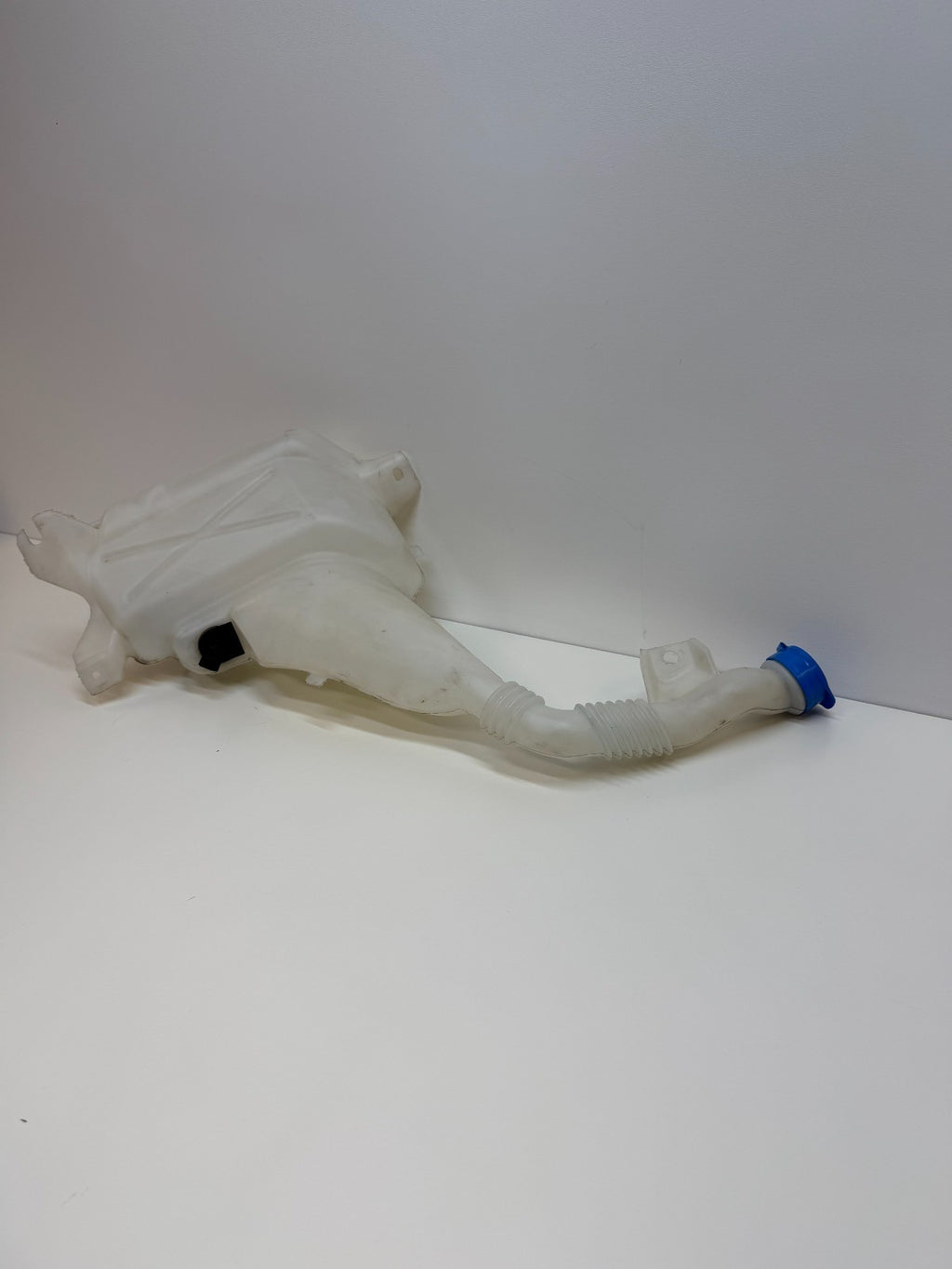 2012-2016 TESLA MODEL S FRONT WINDSHIELD WASHER RESERVOIR TANK 1005400-00-B