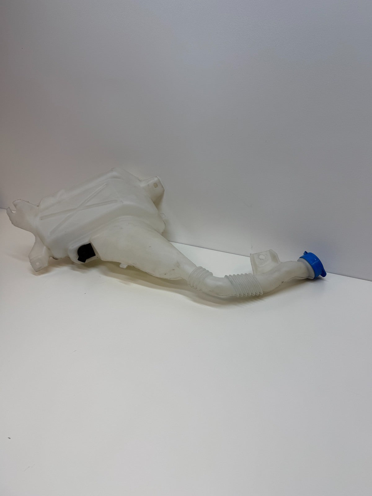 2012-2016 TESLA MODEL S FRONT WINDSHIELD WASHER RESERVOIR TANK 1005400-00-B