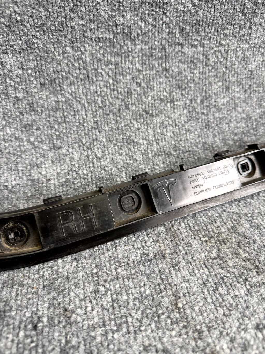 2017-2023 TESLA MODEL 3 REAR RIGHT BUMPER LOWER SUPPORT BRACKET OEM, 108399100I