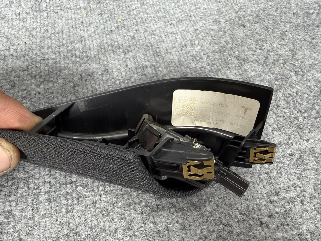 ♦️2017-2023 TESLA MODEL 3 FRONT RIGHT SIDE DOOR CORNER TWEETER TRIM OEM, 1784662
