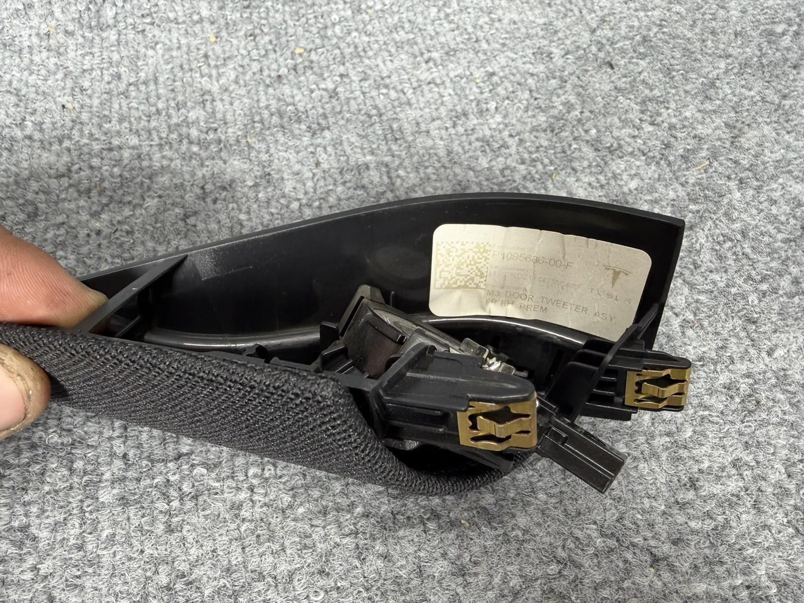 ♦️2017-2023 TESLA MODEL 3 FRONT RIGHT SIDE DOOR CORNER TWEETER TRIM OEM, 1784662