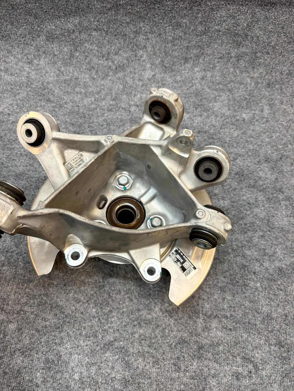 2020-2024 TESLA MODEL Y REAR RIGHT SPINDLE KNUCKLE HUB & SHIELD OEM,1188416-00-F