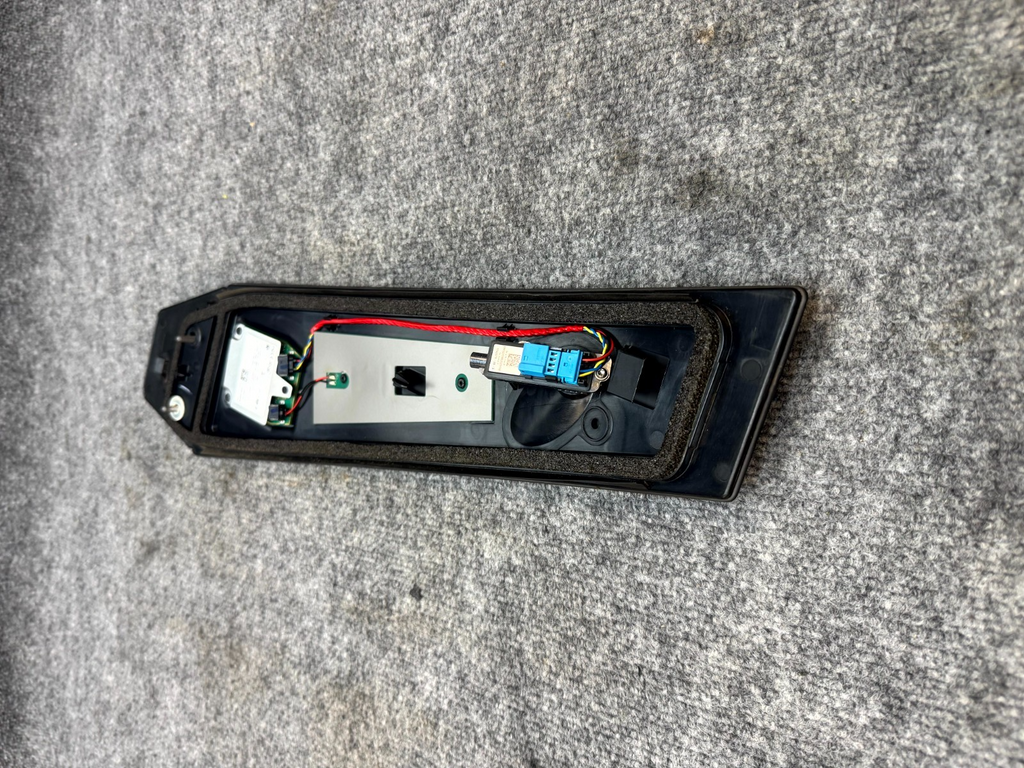 2017‑2023 TESLA MODEL 3 LEFT B‑PILLAR APPLIQUE GLASS TRIM MOLDING OEM, 110043700