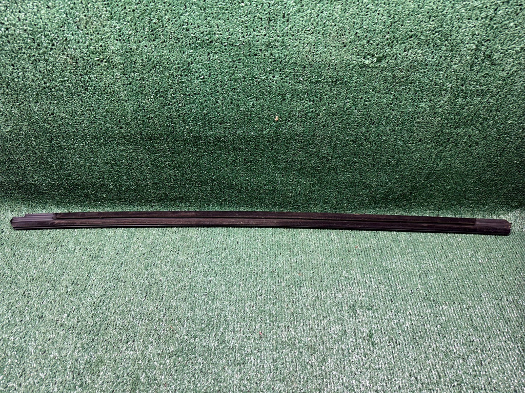 ♦️2020-2023 TESLA MODEL Y REAR RIGHT DOOR WINDOW BELT MOLDING OEM, 1495723-00-B