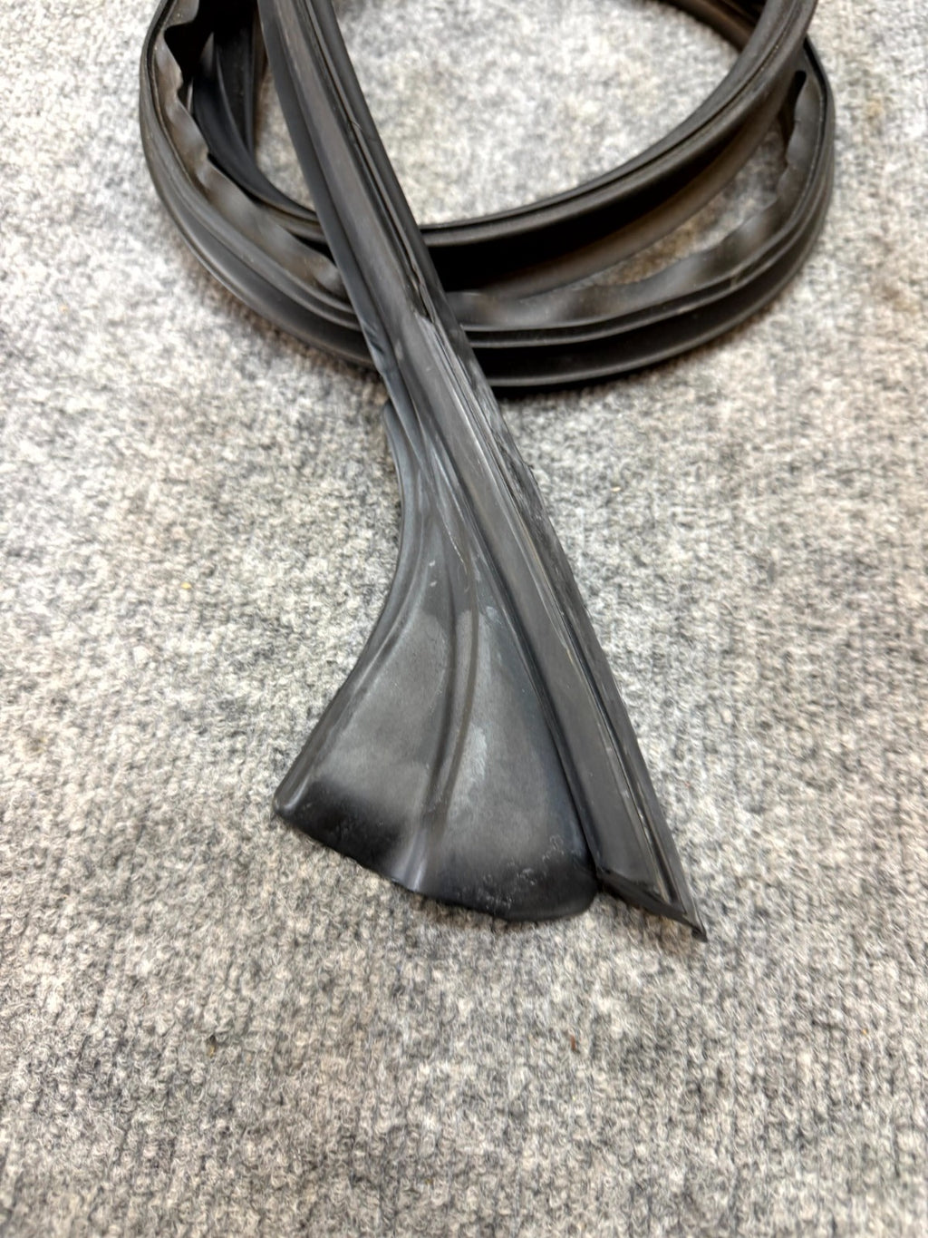 2020-2024 TESLA MODEL Y FRONT LEFT DOOR SEAL RUBBER WEATHERSTRIP OEM, 149767398C