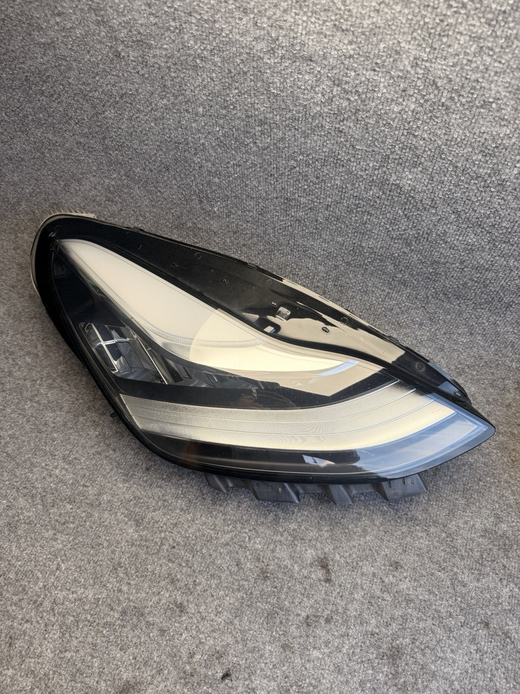 2017-2020 TESLA MODEL 3 HEADLIGHT RIGHT PASSENGER  1077372-00-L LED OEM
