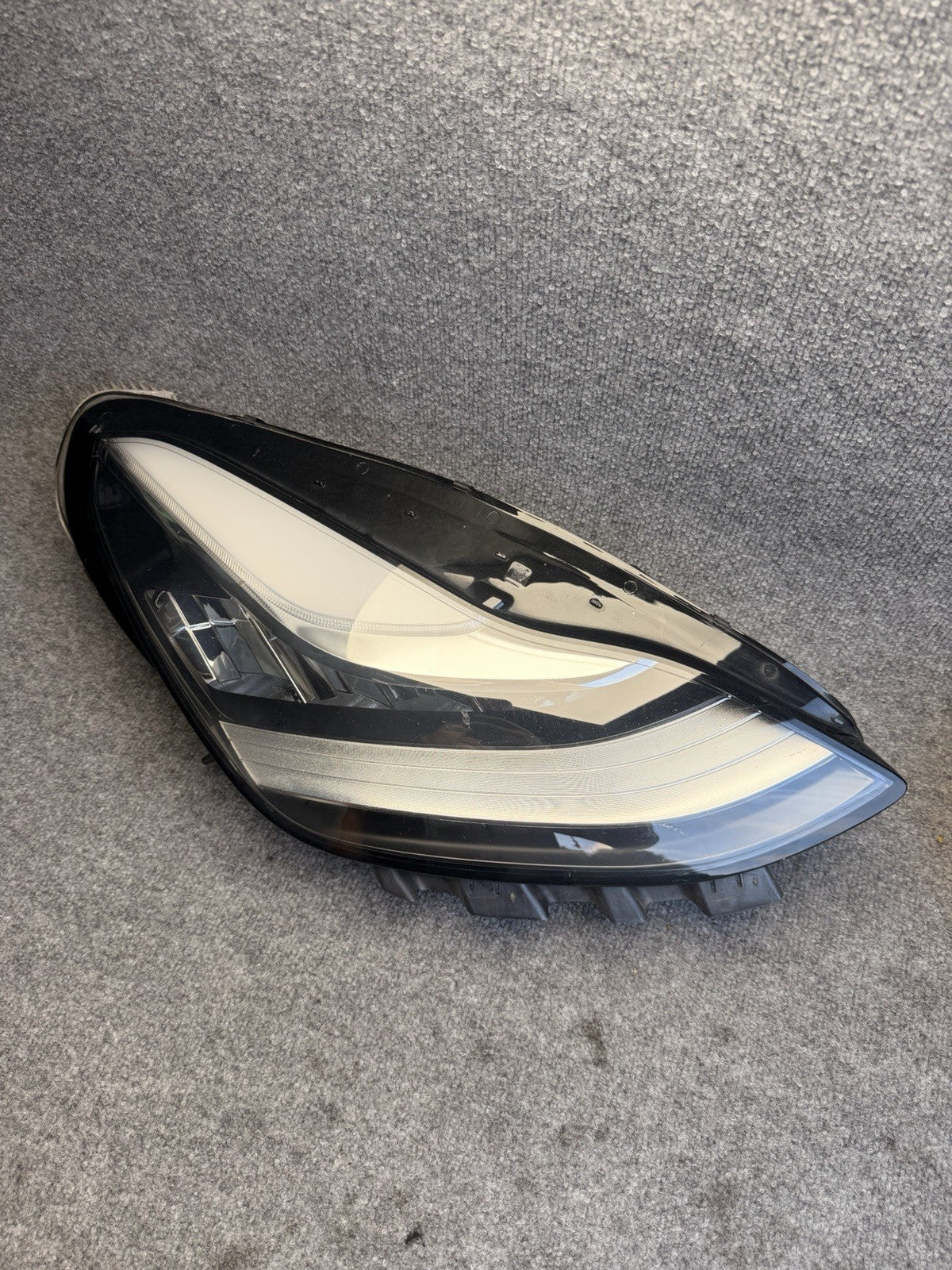 2017-2020 TESLA MODEL 3 HEADLIGHT RIGHT PASSENGER  1077372-00-L LED OEM