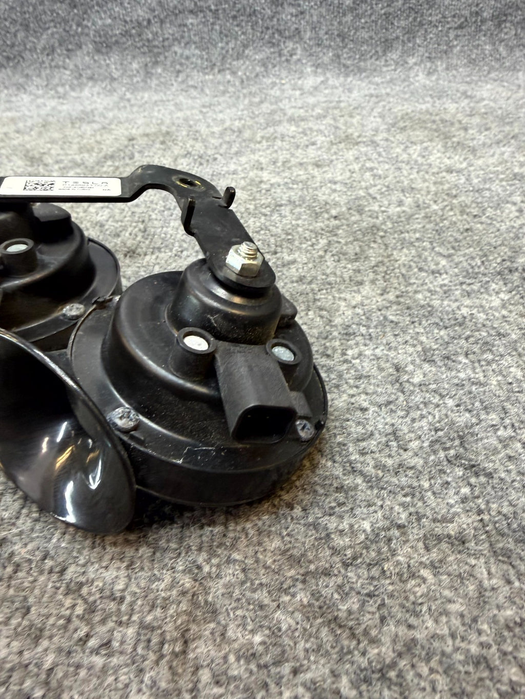 2020-2024 TESLA MODEL Y HIGH + LOW PITCH TONE HORN W/ BRACKET OEM, 1486943-00-A