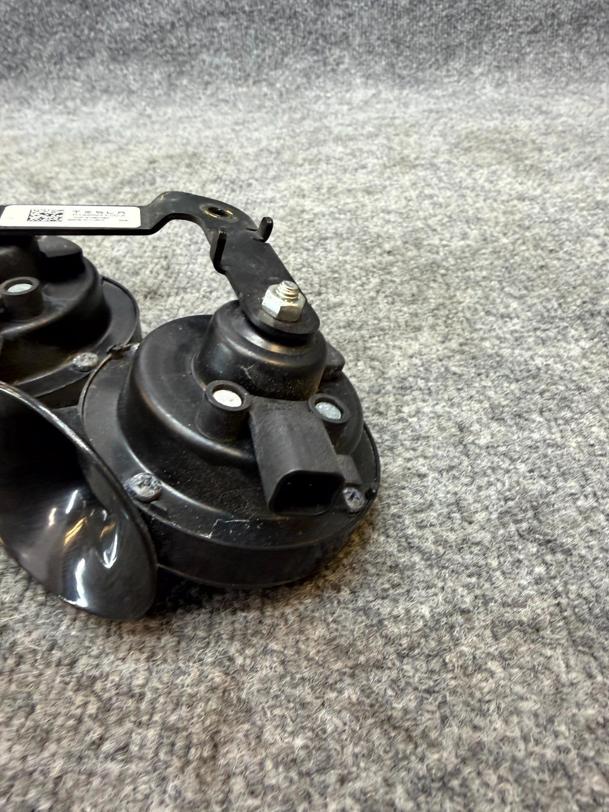 2020-2024 TESLA MODEL Y HIGH + LOW PITCH TONE HORN W/ BRACKET OEM, 1486943-00-A