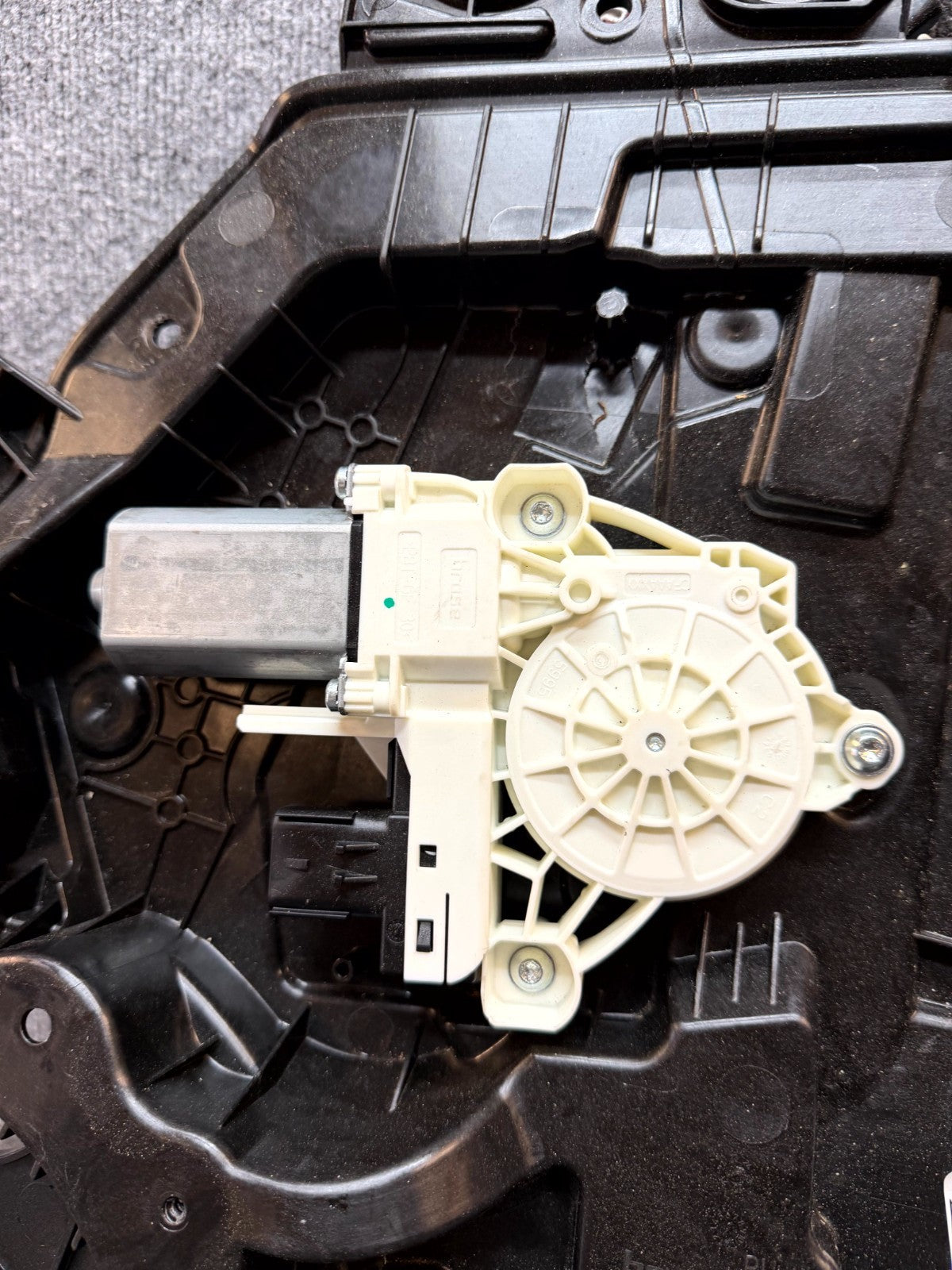 2020-2024 TESLA MODEL Y FRONT RIGHT DOOR WINDOW REGULATOR & MOTOR OEM,149550900J