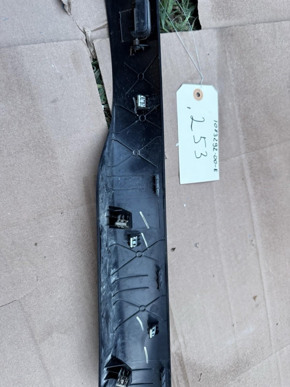 ♦️16-20 TESLA MODEL X REAR LEFT SIDE PILLAR TRIM COVER PANEL OEM, 1073292-00-E