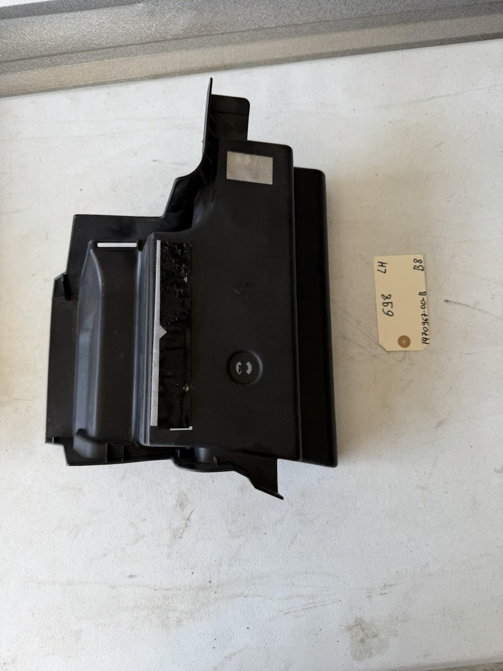 ♦️17-23 TESLA MODEL 3 LEFT SIDE TRUNK LOAD FLOOR WING BRACKET OEM, 147096700B