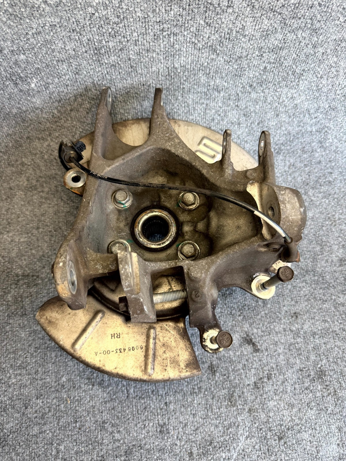12–16 TESLA MODEL S REAR RIGHT SPINDLE KNUCKLE HUB W/ DUST SHIELD OEM, 600702400