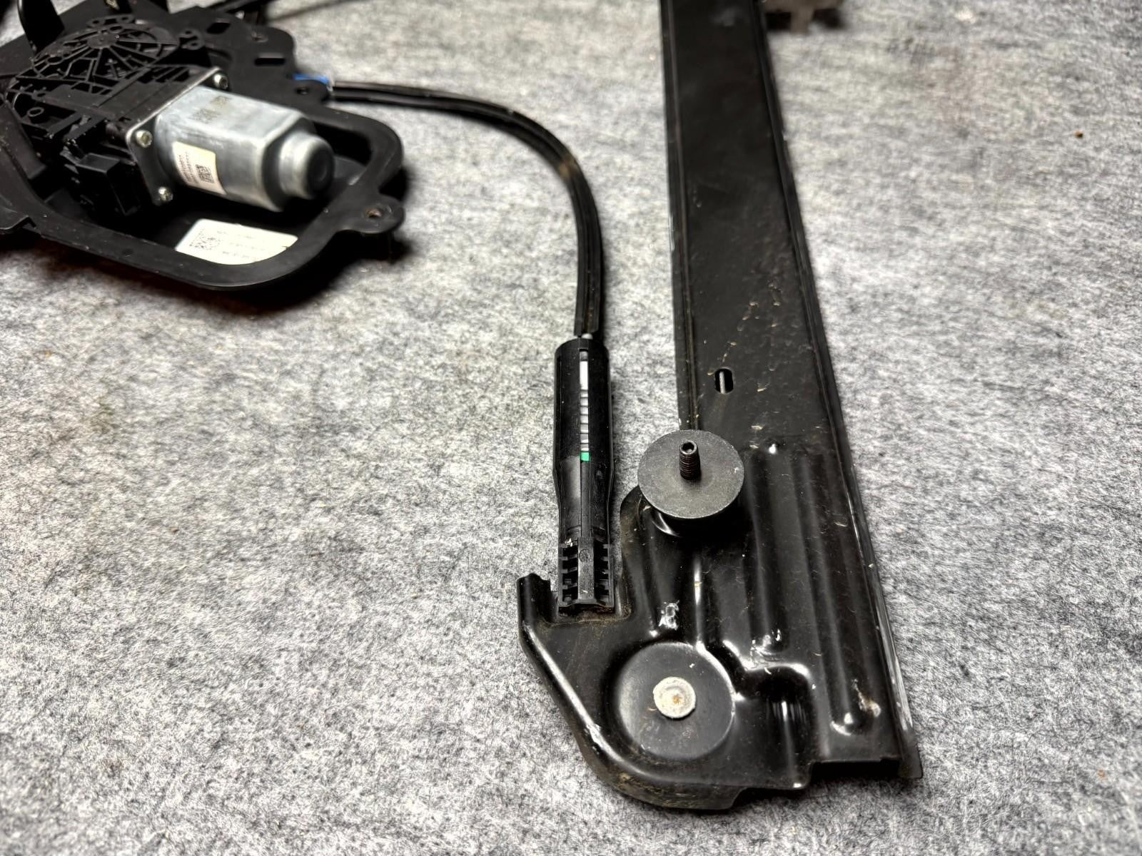 ♦️2017-2023 TESLA MODEL 3 FRONT LEFT WINDOW REGULATOR W/ MOTOR OEM, 1096620-14-J