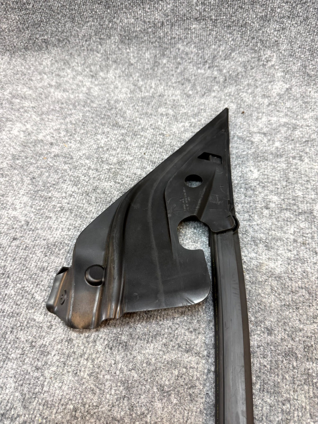 2020-2024 TESLA MODEL Y FRONT RIGHT SIDE RUN WEATHERSTRIP SEAL OEM, 1500067-00-C
