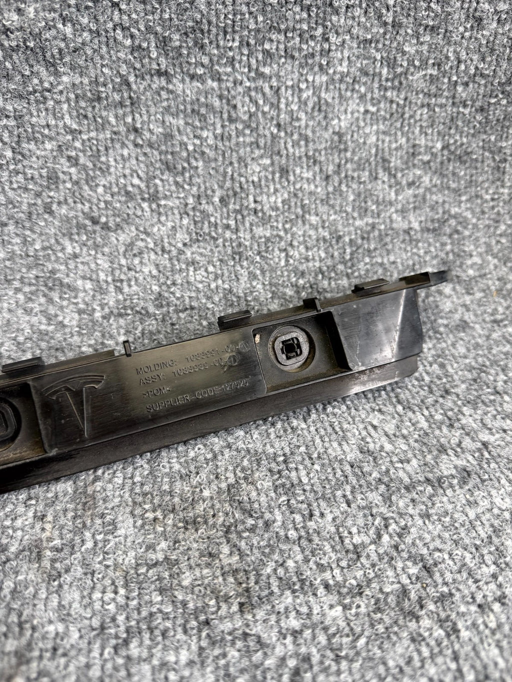 2017-2023 TESLA MODEL 3 REAR RIGHT BUMPER LOWER SUPPORT BRACKET OEM, 108399100I