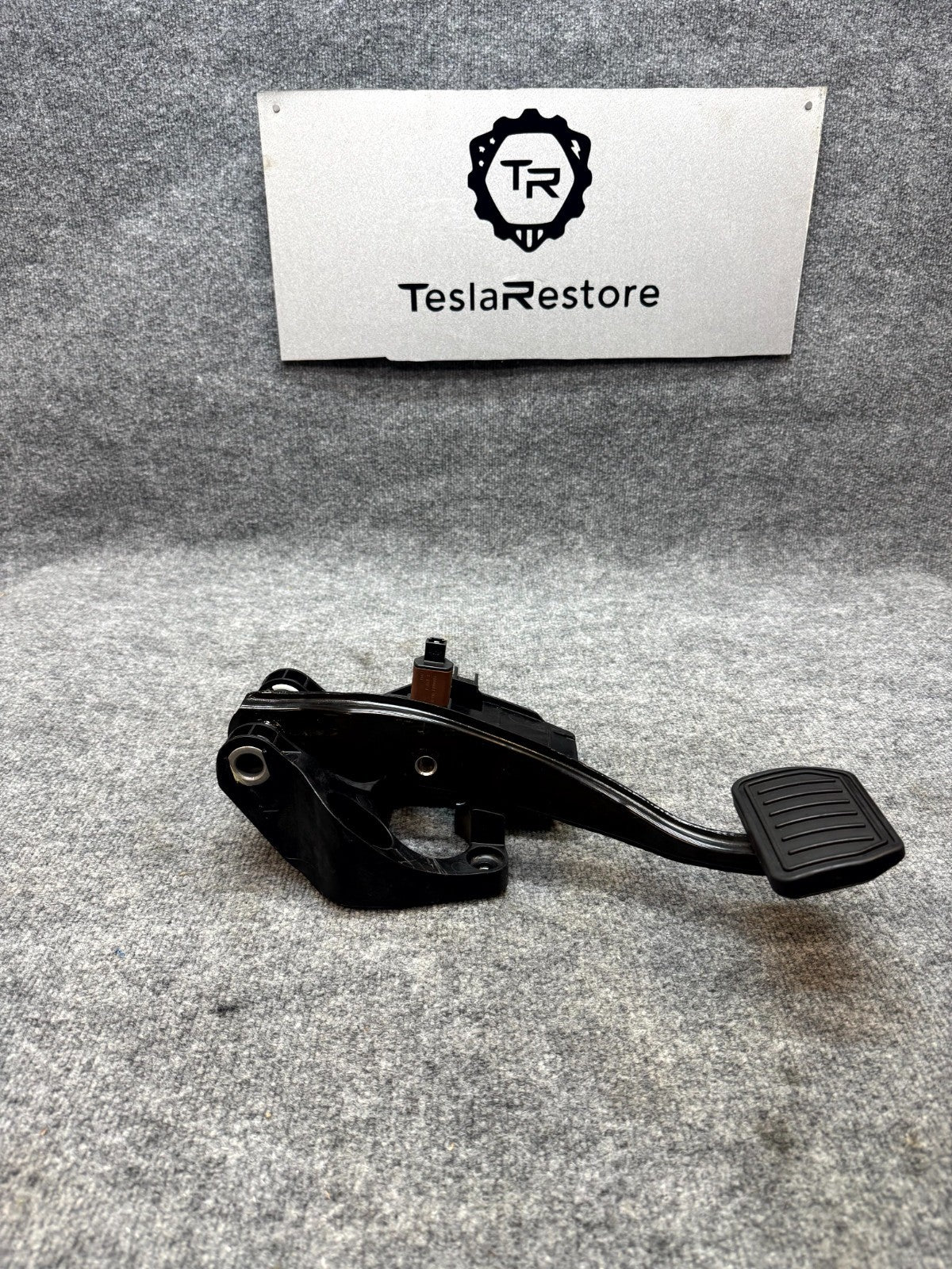 2017 - 2023 TESLA MODEL 3 ACCELERATOR & BRAKE PEDAL ASSEMBLY OEM, 1044691-00-D