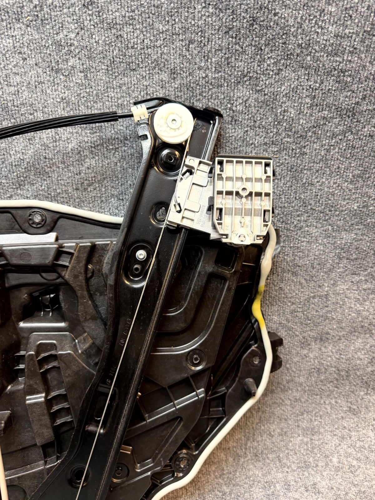 2020-2024 TESLA MODEL Y FRONT LEFT DOOR WINDOW REGULATOR & MOTOR OEM, 149551000J