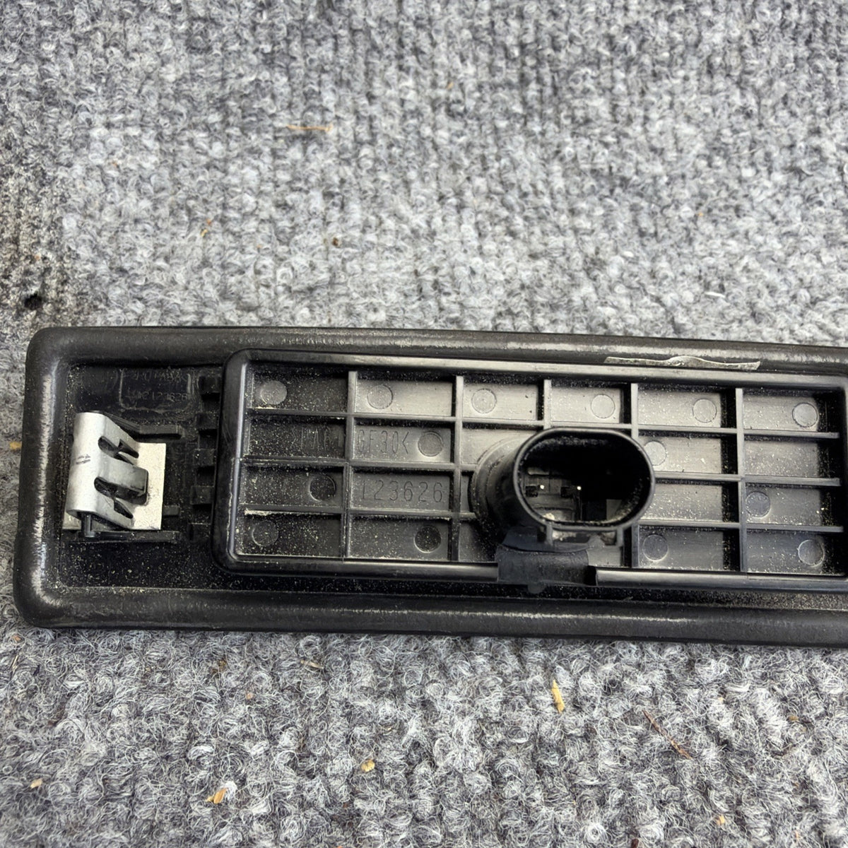 2020 - 2024 TESLA MODEL Y REAR LIFTGATE RELEASE HANDLE W/ CAMERA OEM 109594900E