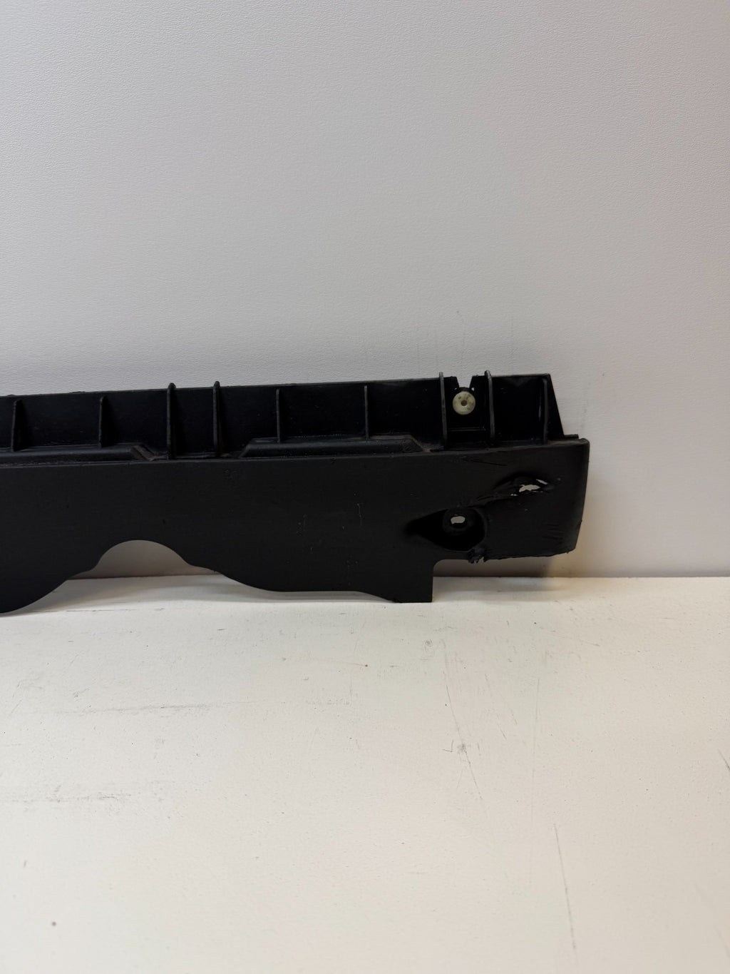 2020-24 TESLA MODEL Y RIGHT SIDE SKIRT ROCKER PANEL MOLDING CARRIER BRACKET