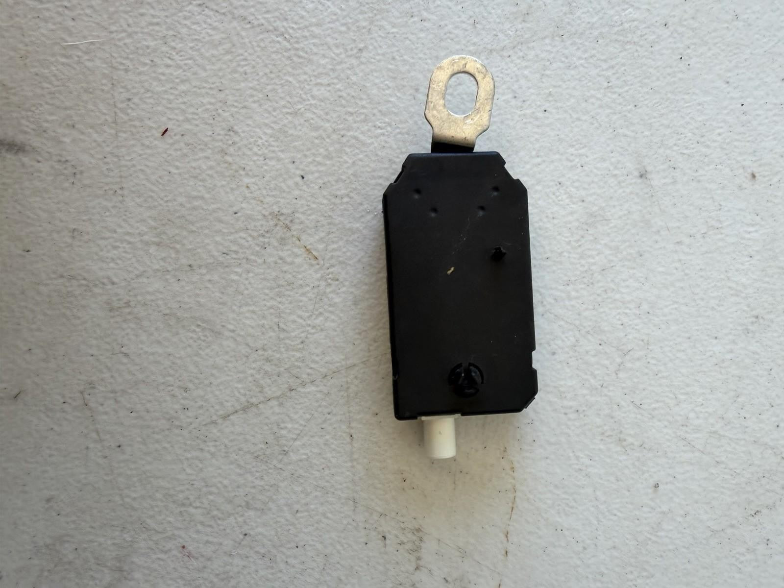 ♦️17–23 TESLA MODEL 3 REAR LEFT SIDE ANTENNA AMPLIFIER MODULE OEM, 1079735-00-A